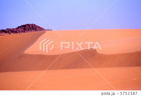 サハラ砂漠の砂丘 5752387