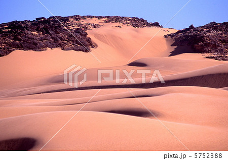 サハラ砂漠の砂丘 5752388