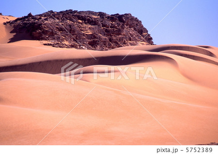 サハラ砂漠の砂丘 サハラ砂漠の砂丘 5752389