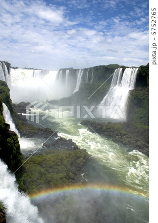 イグアスの滝と虹 5752765