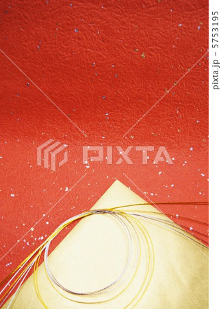 和風背景素材・水引に和紙赤金2種赤スペース大・縦位置ハガキ対応比 5753195