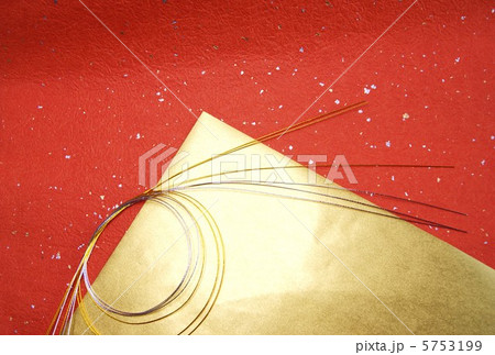 和風背景素材・水引に和紙赤金2種赤スペース大・横位置ハガキ対応比 5753199