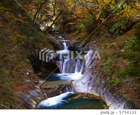 西沢渓谷　七ツ釜五段の滝 5754133
