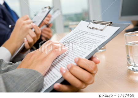 Reading document 5757459