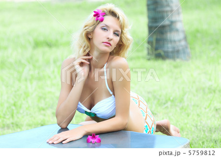 Woman leaning on table 5759812