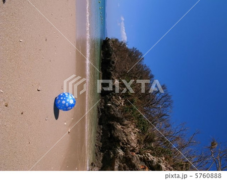 ビーチとボール　伊計ビーチ 5760888