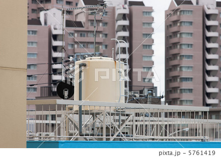 ビルの貯水タンク ビルの貯水タンク 5761419