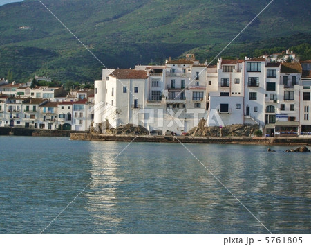 白い町　カダケス　 5761805