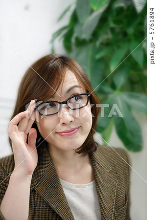 上目線の女性 5761894