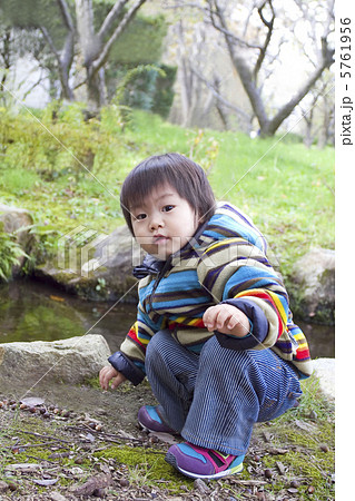 小川で遊ぶ子供 小川で遊ぶ子供 5761956