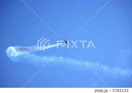 アクロバット飛行　裏返し飛行とスモーク 5762132