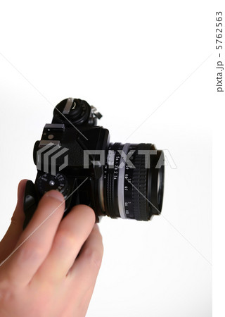 フィルムカメラを持つ手の写真素材