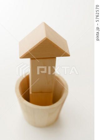 突出する木の矢印 5762570