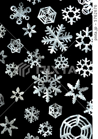 雪の結晶 切り絵の写真素材