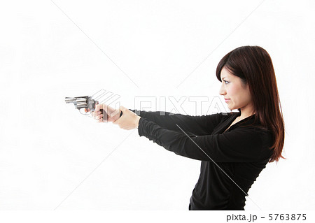 銃を撃つ女性　白バック　白背景　横顔　手首を抑える　ハンドガン　拳銃 5763875