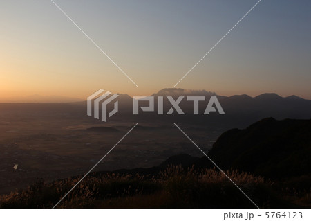 夜明けの阿蘇谷 5764123