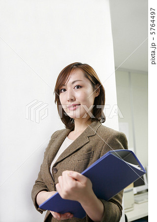 ファイルを持った笑顔の女性 ファイルを持った笑顔の女性 5764497