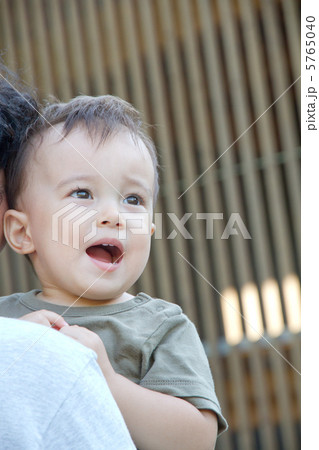 パパにだっこされてウキウキ 男の子 ハーフ 1歳9ヶ月 の写真素材 パパにだっこされてウキウキ 男の子 ハーフ 1歳9ヶ月 の写真素材