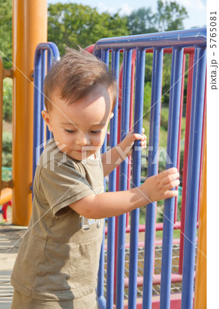 公園で遊ぶ男の子 (ハーフ 1歳9ヶ月) 公園で遊ぶ男の子 (ハーフ 1歳9ヶ月) 5765081