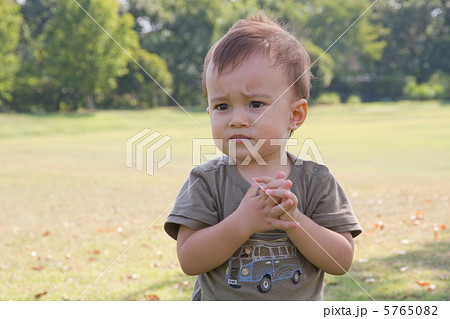 Play or not to play? 考える男の子 Play or not to play? 考える男の子 5765082