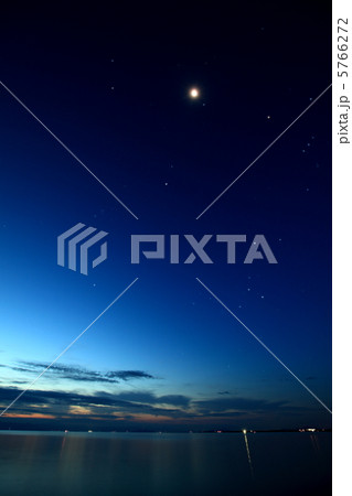 夜明けの星と月のランデブー 5766272