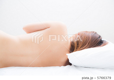裸で横になる女性の写真素材