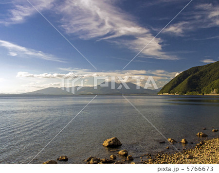 猪苗代湖と磐梯山と湖岸（横） 5766673