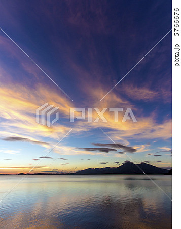 夕暮れの猪苗代湖と磐梯山（縦） 5766676