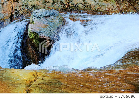 吹き割りの滝 5766696