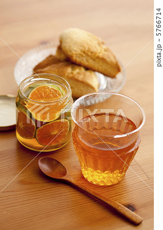 ドリンクとスコーンとはちみつオレンジ ドリンクとスコーンとはちみつオレンジ 5766714