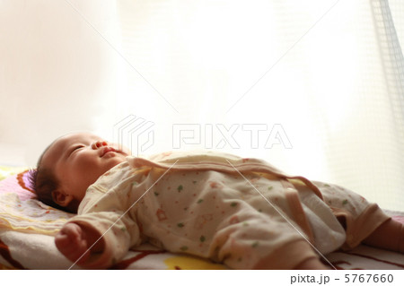 見上げる赤ちゃん 見上げる赤ちゃん 5767660