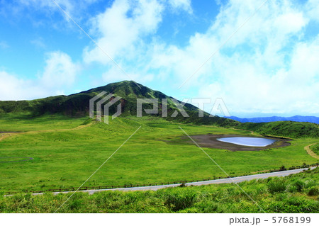 阿蘇　草千里と鳥帽子岳 5768199