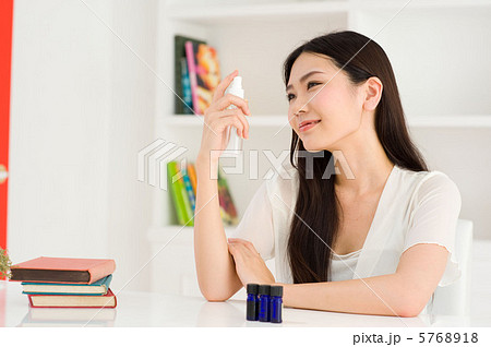 アロマミストをかける女性 5768918