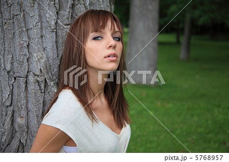 樹の幹の前で撮った外国人女性ポートレート 5768957