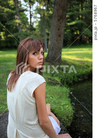 小川付近で撮影した外国人女性ポートレート 5768967