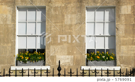 世界遺産都市バース（イギリス南西部）のロイヤル・クレセントでの、イギリスの春らしい窓辺の風景 5769091
