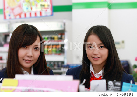 コンビニに寄る女子高生 コンビニに寄る女子高生 5769191