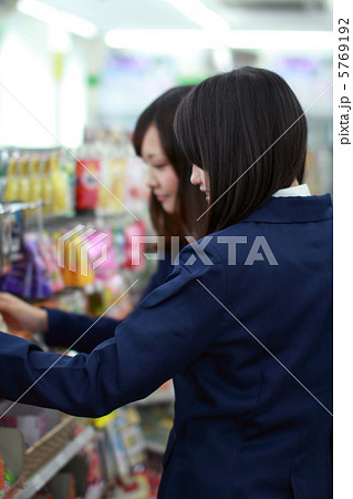 コンビニに寄る女子高生 コンビニに寄る女子高生 5769192