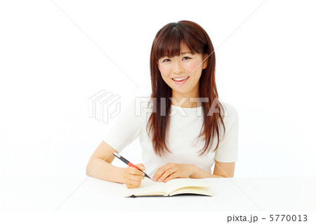 ノートを使用する女性 5770013