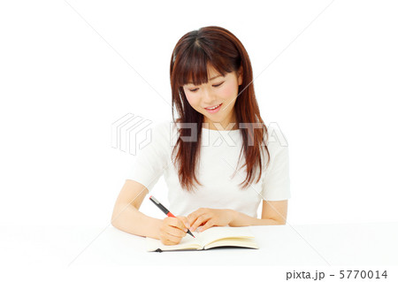 ノートを使用する女性 5770014