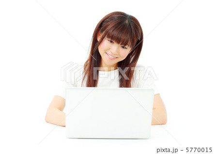 パソコンを使用する女性 5770015