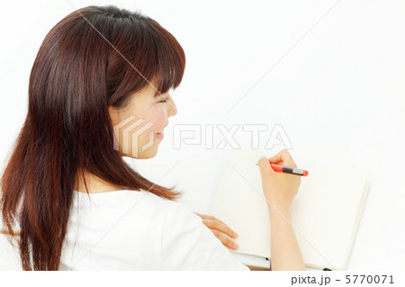 ノートを使用する女性 5770071