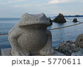 カエルと夫婦岩 5770611