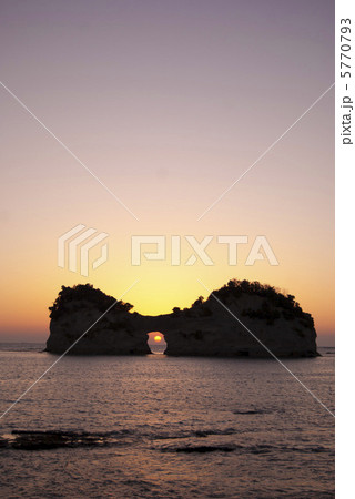 円月島の日の入 5770793
