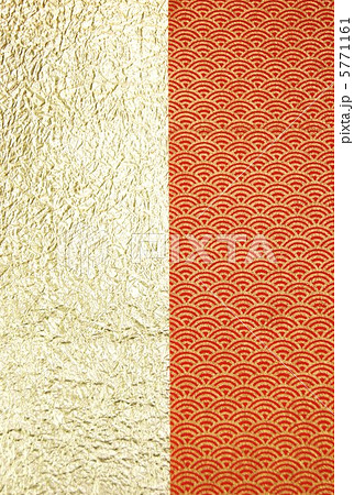 年賀背景素材 鱗模様赤柄と金無地2種等分 縦位置ハガキ対応比の写真素材