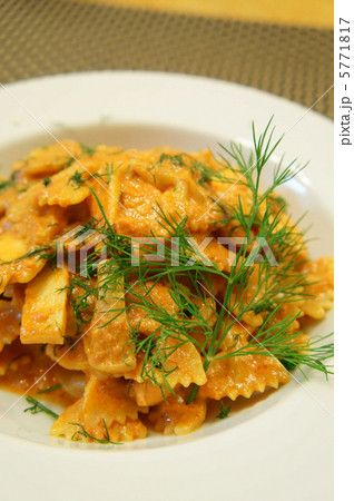 ファルファッレ　サーモンのトマトクリームソース　ディルの香りとともに 5771817