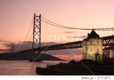 夕暮れの明石大橋 5771871