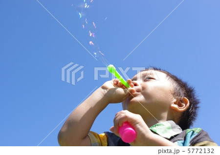 シャボン玉で遊ぶ子供　右見上げ位置  5772132