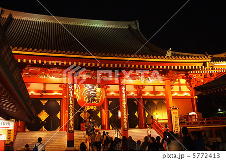 夜の浅草寺本堂 5772413