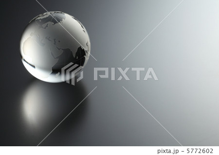 黒バックの地球儀 5772602